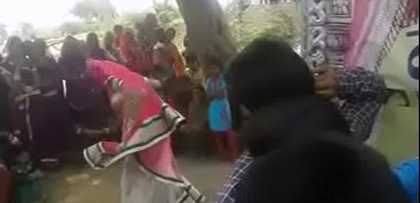  Bhabhiji Dancing On Bhojpuri Song In Gaon(videomasti.com)